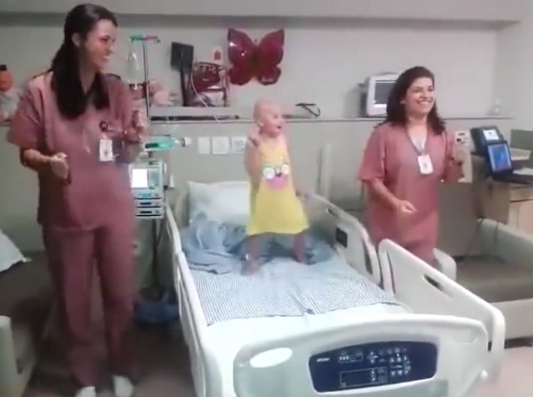 Sykepleierene gjør barnet glad :)