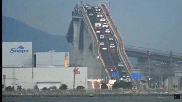 Broen i Japan er som en berg og dalbane!