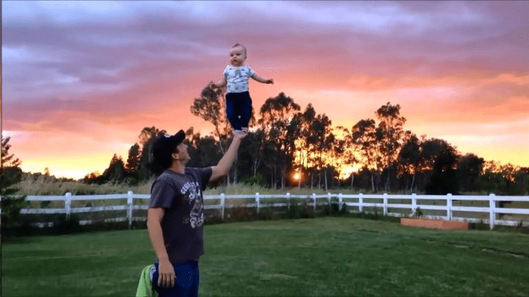 Babyen Noah balanserer på pappas hånd!