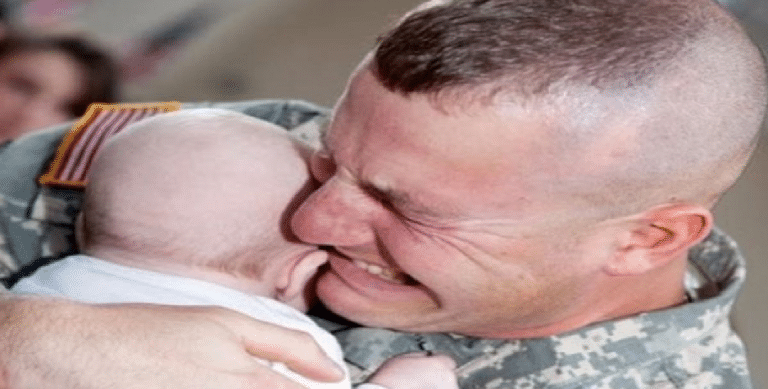 Se soldatene som ser babyen sin for aller første gang