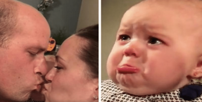 Se denne søte babyens reaksjon når far kysser mor